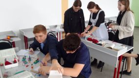 Выполнение лабораторной работы в 10 классе "Последовательное и параллельное соединение проводников"